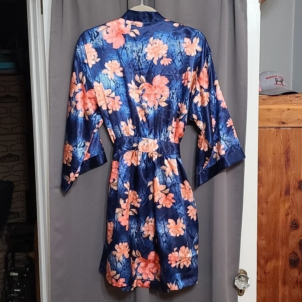 Thalia &Sodi Intimates Robe Floral Snakeskin Design Wrap Belted‎ Size S/M EUC